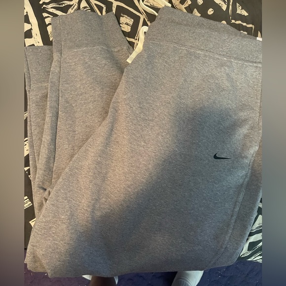 Women’s plus size Nike Joggers - Picture 3 of 5